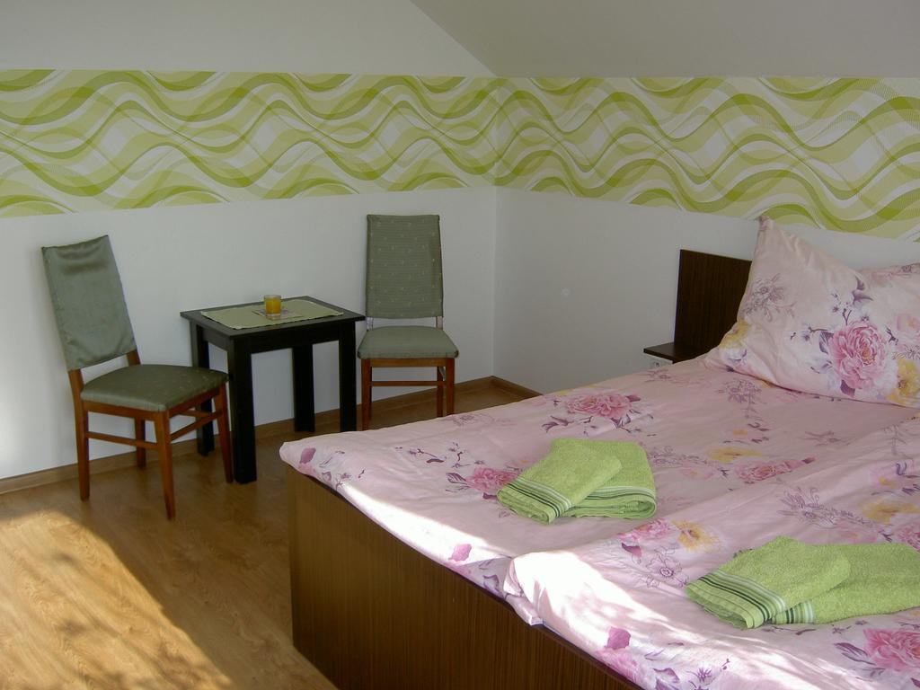 Pivnicka Pod Cachtickym Hradom Hotel Cachtice Bagian luar foto